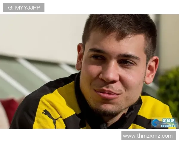 足球球星凉垫设计灵感解析带你感受运动与生活的激情融合